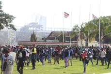 ケニアのデモ、死者23人に　国会突入、治安部隊発砲