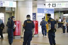 警察官、はさみで刺され軽傷　女確保、JR新宿駅の地下広場