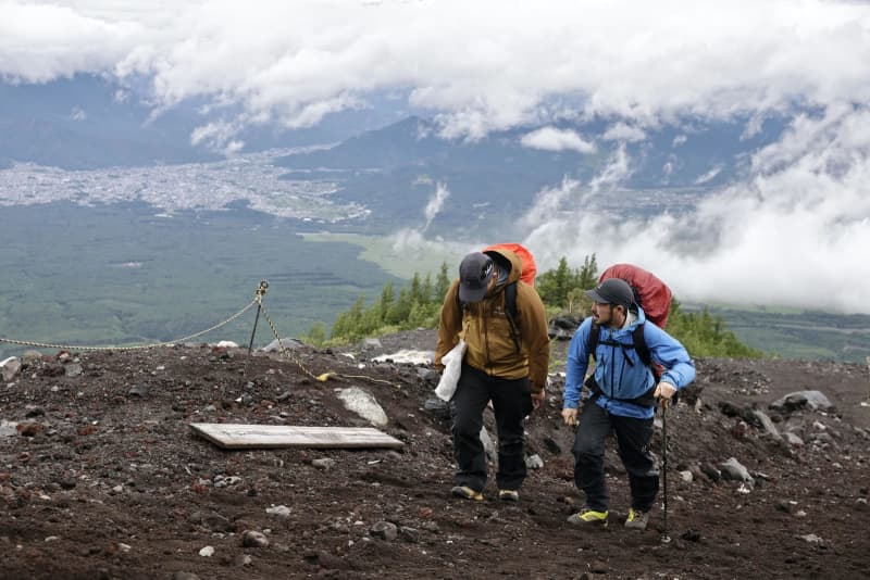 富士山「吉田ルート」が山開き　入山規制ゲートも運用開始