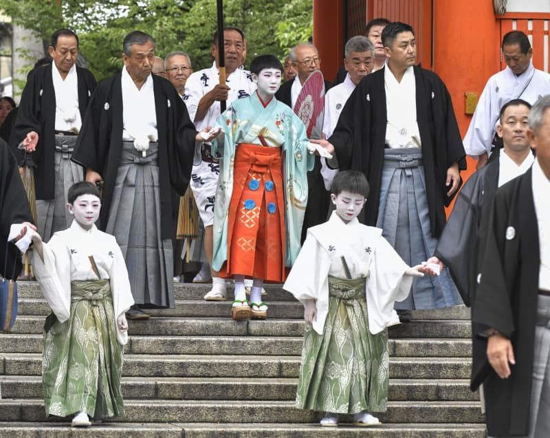 京都・八坂神社で「お千度の儀」　夏の古都彩る祇園祭が開幕