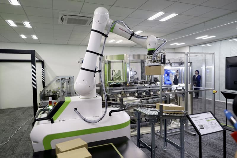 ロボットで仕分け、自動で検査　日立、工場効率改善へPR施設