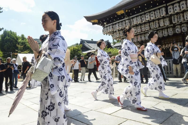 京都・八坂神社で芸上達願う　芸舞妓が無病息災の「お千度」