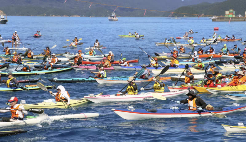 奄美でシーカヤック大会　200艇、夏の海峡に彩り