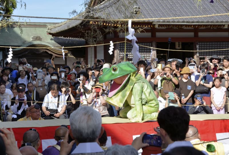 奈良の金峯山寺で奇祭「蛙飛び」　伝説の一幕を披露