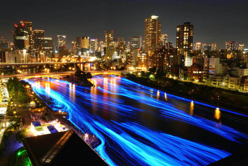 大阪中心部にLED球「天の川」　4万個の青い光、水面に浮かぶ