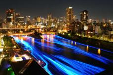 大阪中心部にLED球「天の川」　4万個の青い光、水面に浮かぶ
