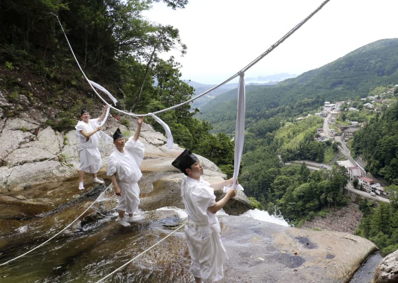 滝のしめ縄張り替え、和歌山　14日の「那智の扇祭り」向け