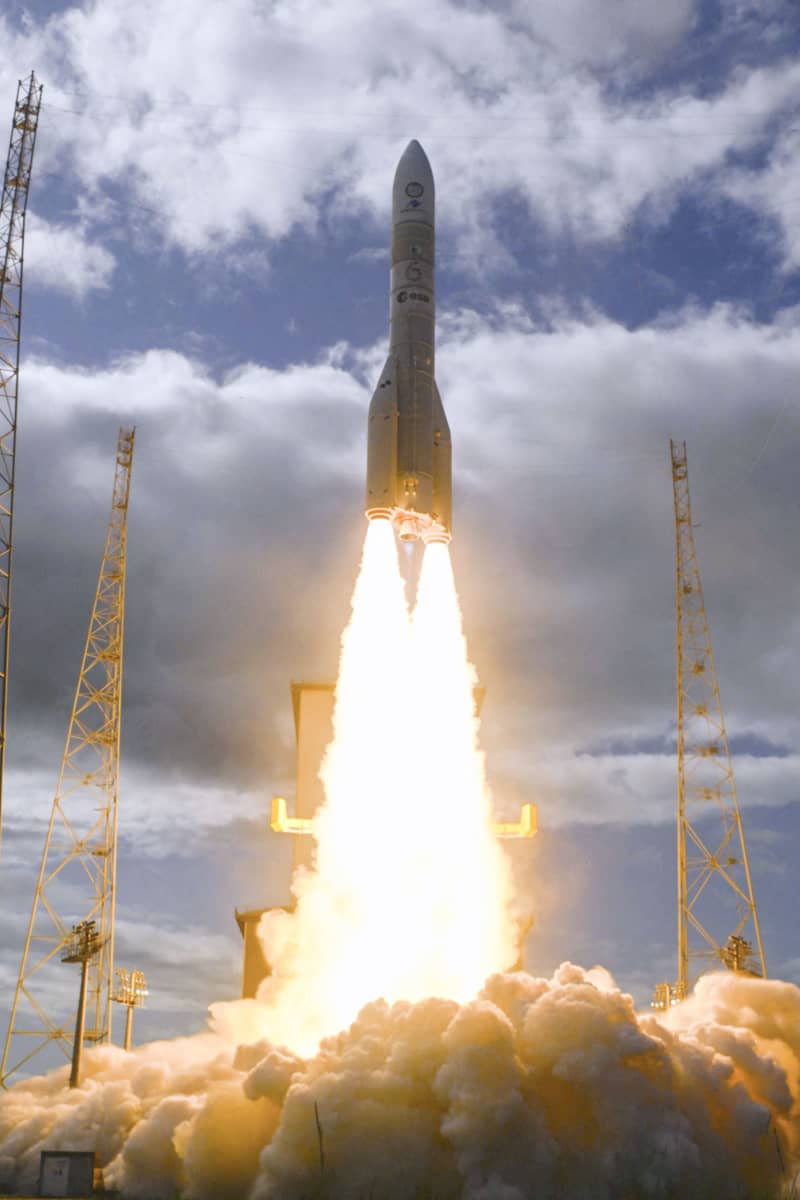 欧州の新型ロケット初成功　アリアン6、日本と競合