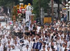 博多山笠、雨の中を勇壮に駆ける　能登復興願う山車も