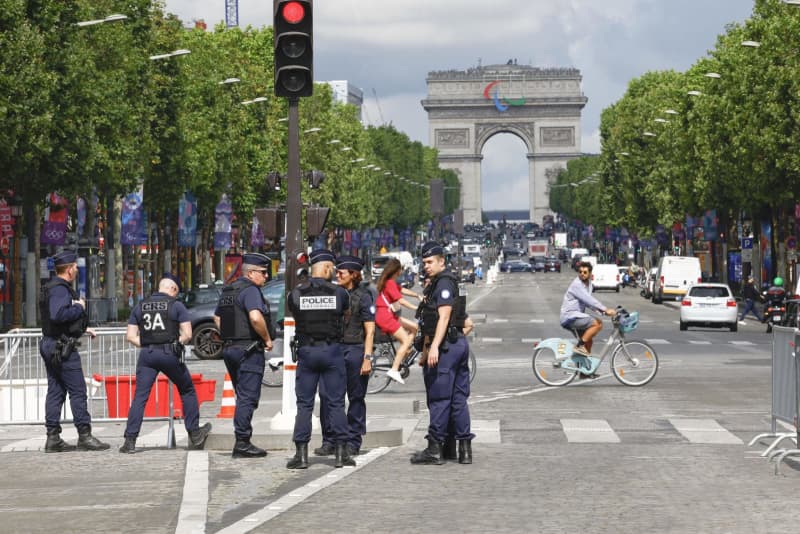 パリ五輪開幕へ警備態勢を強化　聖火14日から凱旋門など巡回