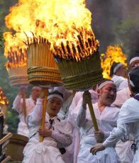 大たいまつの炎乱舞　熊野那智大社、扇祭り