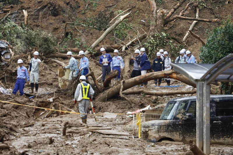 3人死亡の松山土砂崩れ現場視察　国交省派遣隊、市に撤去支援説明