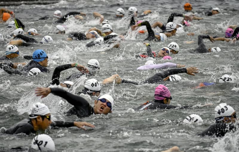 国内発祥地・鳥取で鉄人レース　雨中の力走、過酷183キロ