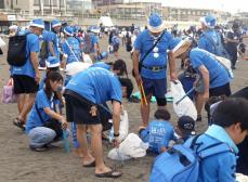 青いサンタ姿で江の島の海岸清掃　つるの剛士さんも登場