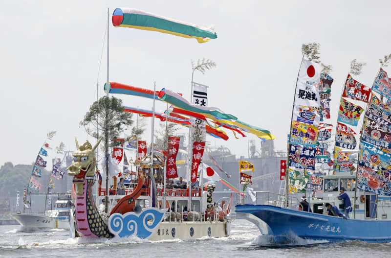 色鮮やかな船団、松島巡る　宮城・塩釜みなと祭