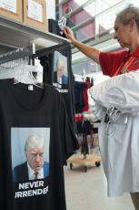 トランプ氏グッズ大売れ　共和党大会、暗殺未遂Tシャツも