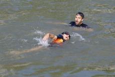 パリ市長がセーヌ川遊泳　五輪へ水質の安全アピール