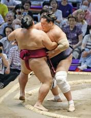 照ノ富士ただ一人の4連勝　琴桜3勝目、大の里3敗目