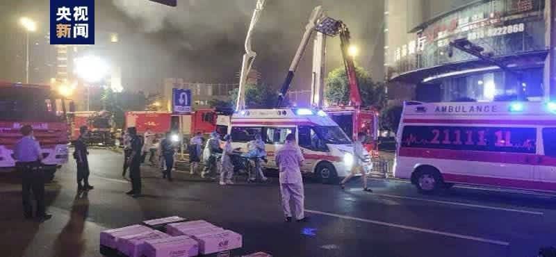中国でビル火災、16人死亡　四川省の14階建て