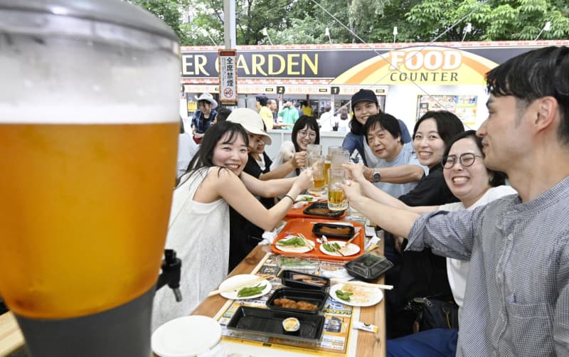 雨にも負けず響く「乾杯」　札幌、ビアガーデン始まる