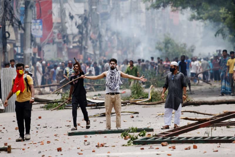 バングラデシュ全土で外出禁止令　デモ続行、死者計60人超か