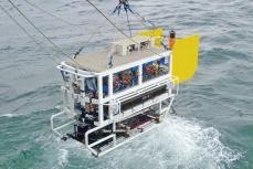 海自墜落ヘリの主要部分発見　水深5000m超、無人探査で