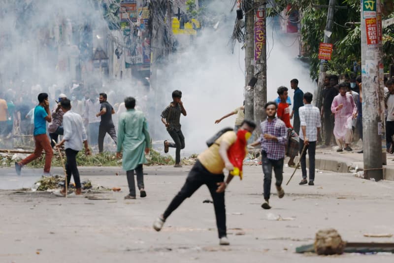 バングラデモ、死者百人超　衝突激化、外出禁止令
