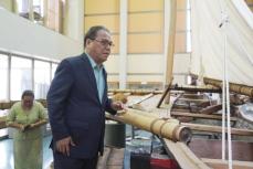 寄贈した大学保管のカヌーを視察　来日中のミクロネシア大統領