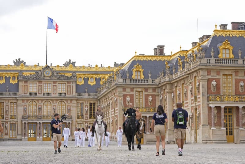 聖火リレー、ベルサイユ宮殿に　パリ五輪、世界遺産の会場