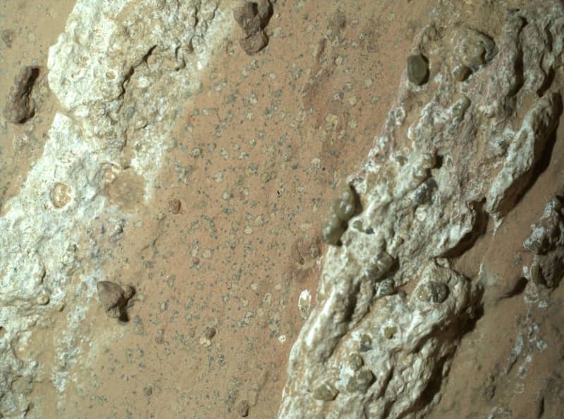 火星の岩に微生物の痕跡？　米探査車、証明には遠く