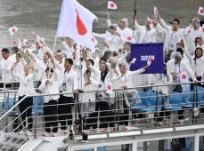 パリ五輪、セーヌ川で開会式　雨の中、約6キロを船上パレード