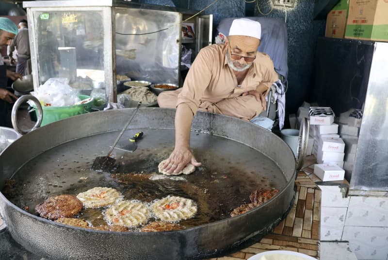パキスタンの“ハンバーグ”はサンダル型　一筋40年の料理人「決め手は肉質」