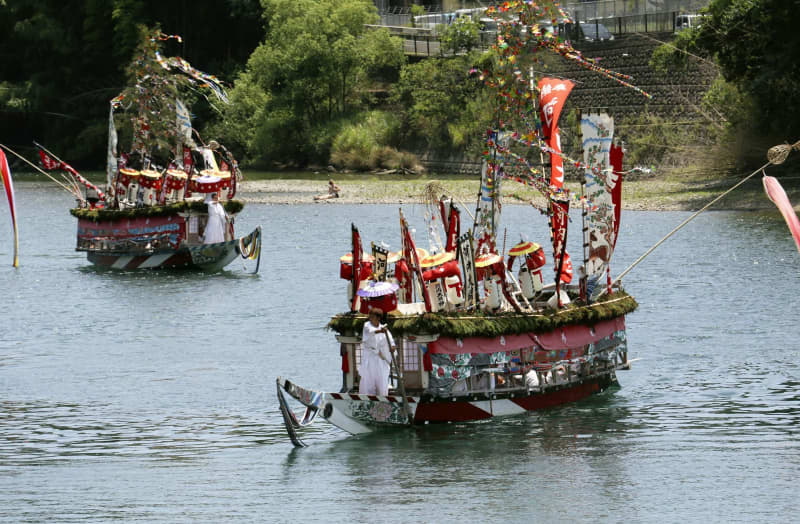河内祭で華やかに水上渡御　和歌山・古座川