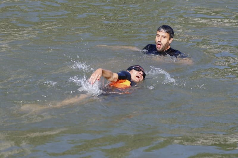 水質悪化で公式練習中止　セーヌ川のトライアスロン
