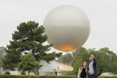 環境対策、スローガンを体現　夜空照らす気球型聖火台
