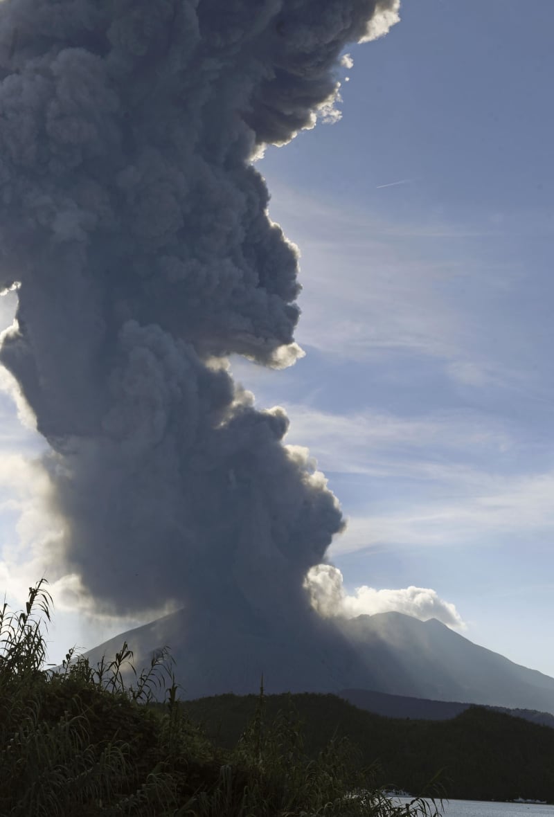 鹿児島・桜島で噴煙4400m　爆発的噴火、県内に降灰予報