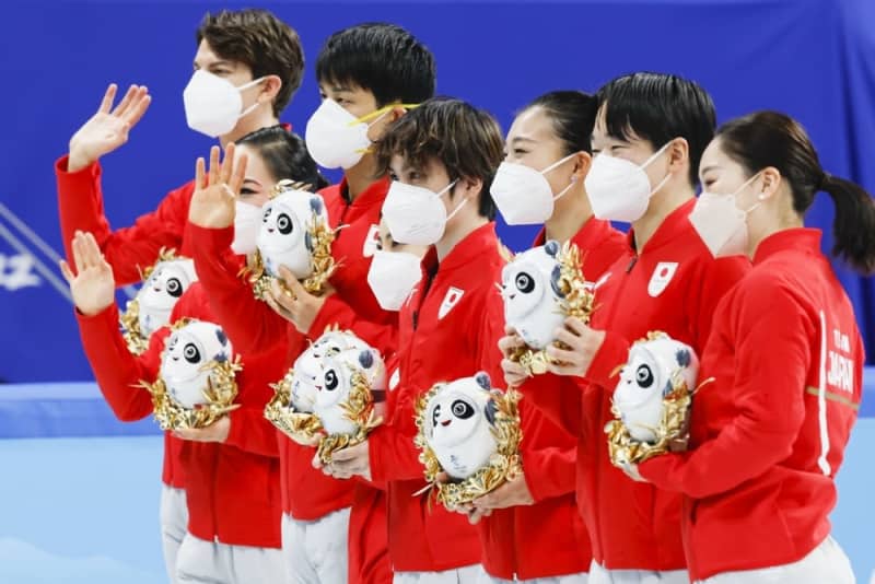 8月7日、パリでメダル授与式　北京冬季五輪フィギュア団体
