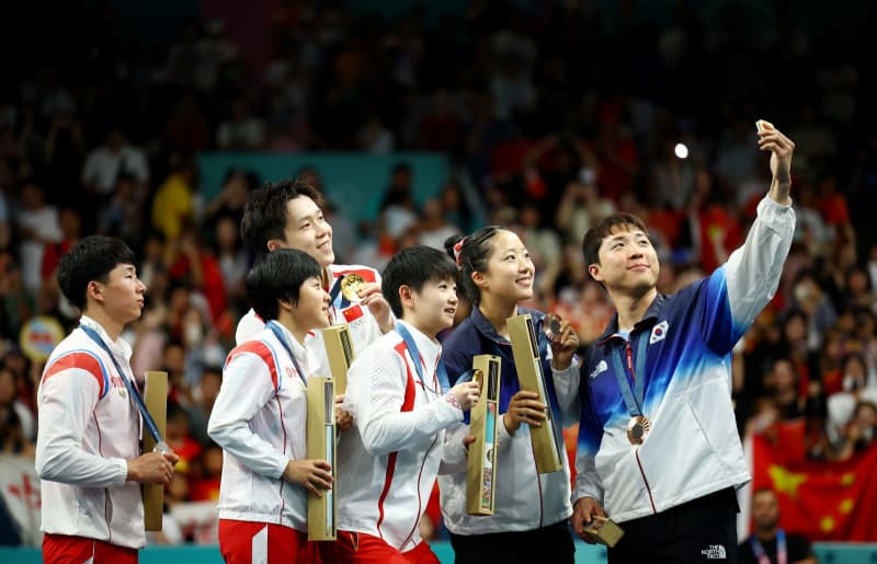 北朝鮮ペアが韓国選手らと自撮り　卓球混合、表彰台の6人記念撮影