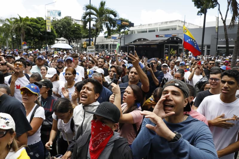 政権退陣へ「抗議続ける」　ベネズエラ首都で集会