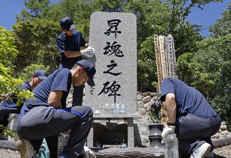 警察学校生が御巣鷹の尾根清掃　日航機事故39年控え、群馬県警