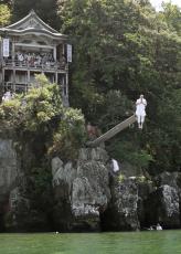 僧侶12人、琵琶湖で「棹飛び」　滋賀・近江八幡の伊崎寺