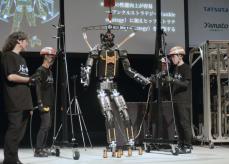 人間操作の遠隔ロボット公開　バランス機能で危険地運用