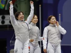 女子フルーレ団体は準決勝へ　フェンシング・1日