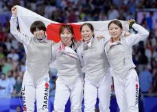 五輪フルーレ団体、日本が「銅」　フェンシング女子初メダル