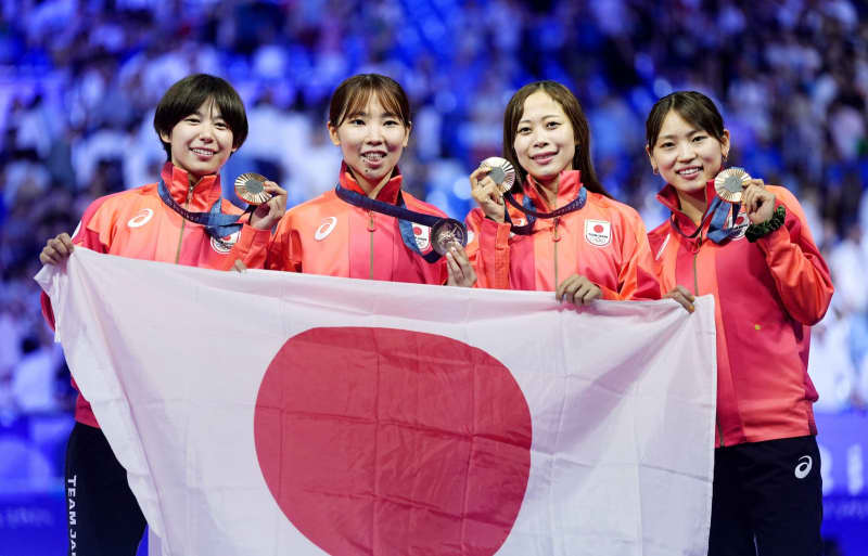 フェンシング女子団体で「銅」　競泳鈴木は4位、瀬戸決勝へ
