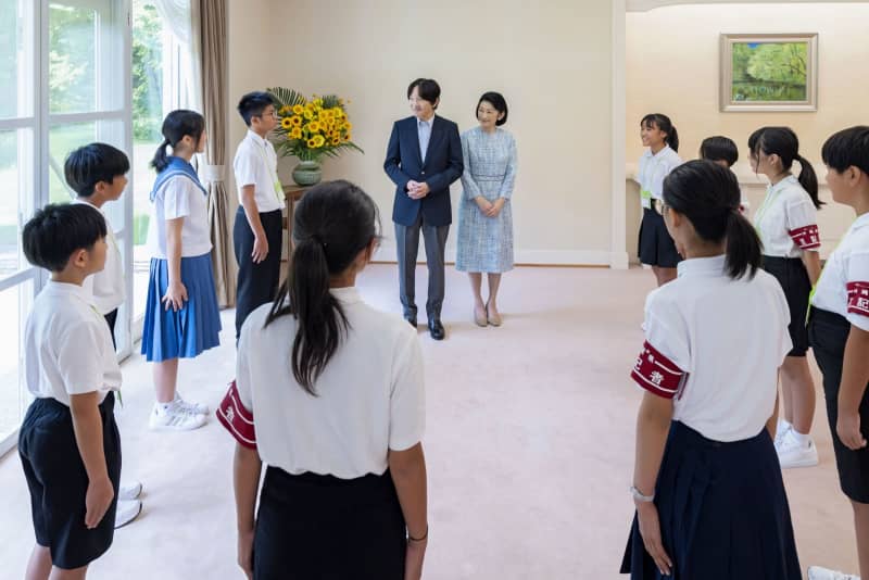 秋篠宮ご夫妻、「豆記者」と懇談　沖縄の小中学生、5年ぶり