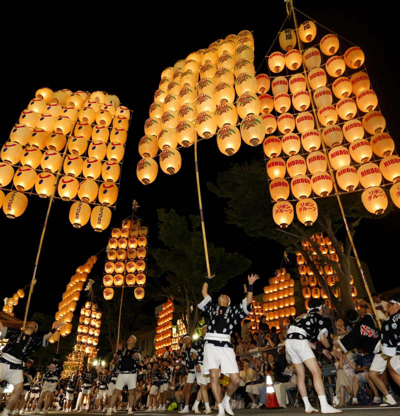 豊穣祈り、「金の稲穂」空へ　秋田、竿灯まつり開幕