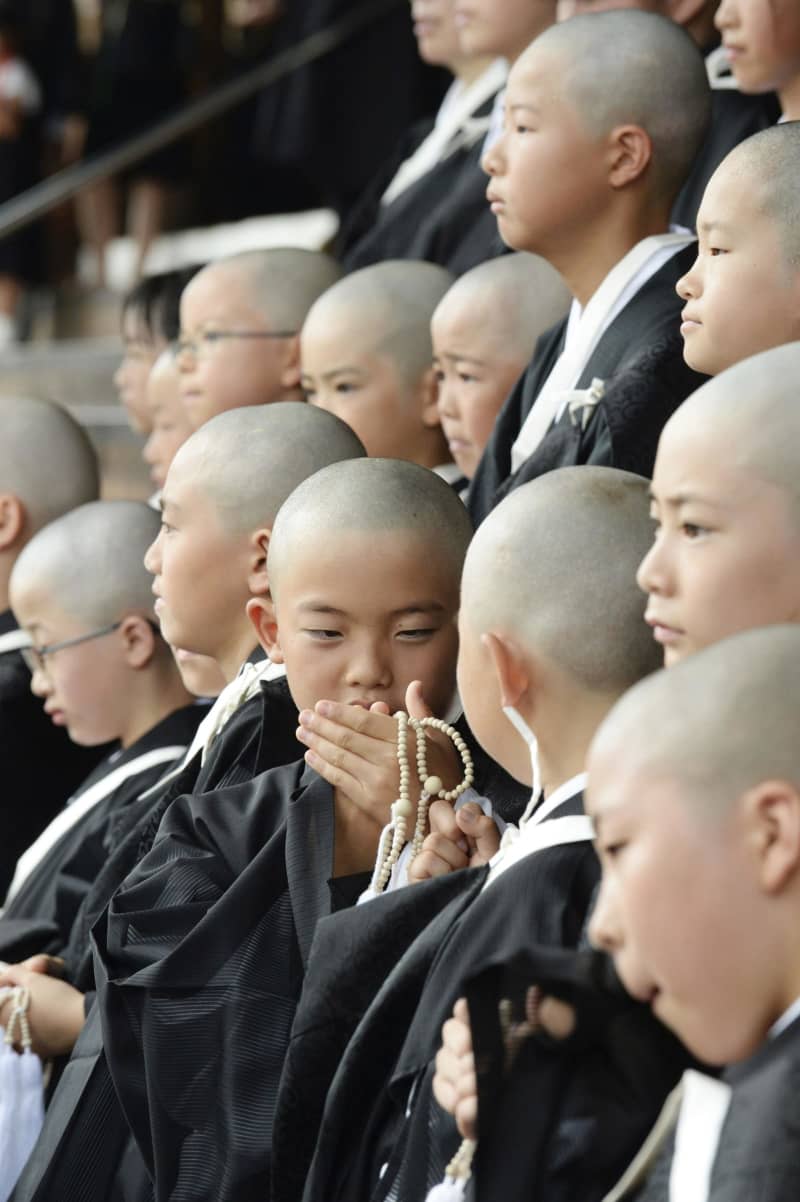 夏休み、小学生ら僧侶に仲間入り　京都・東本願寺で得度式