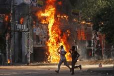 バングラデシュでデモ93人死亡　首相辞任要求、警察と衝突