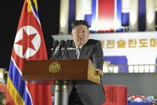 金正恩氏「米対決に準備」　軍式典で核強化徹底表明